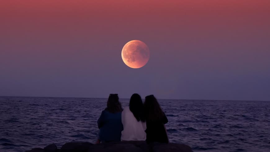Supermond im August Drei Frauen vor dem Vollmond