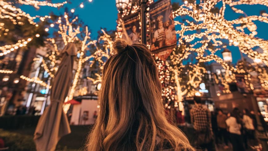 Diese Sternzeichen finden ihre große Liebe auf dem Weihnachtsmarkt Frau auf Weihnachtsmarkt