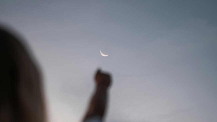 Für diese 3 Sternzeichen wendet sich heute alles zum Guten. Frau streckt Arm in den Himmel