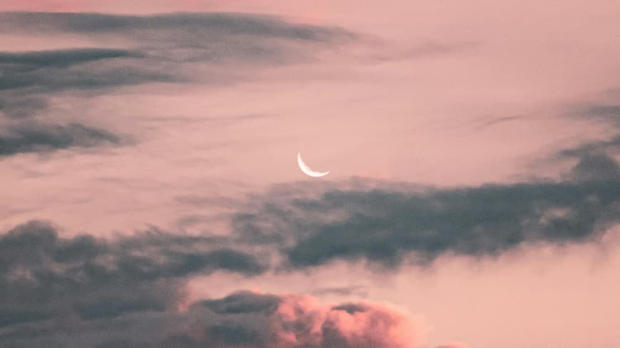 Zwei Sternzeichen erwarten jetzt eine lebensverändernde Nachricht. Rosa Himmel mit Mond und Wolken