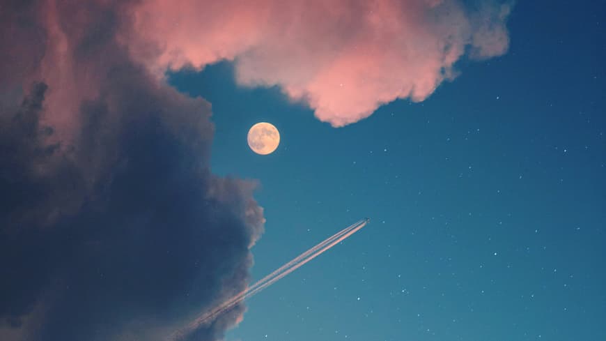 Für 3 Sternzeichen wird das Leben ab Oktober 2025 endlich leichter! Nachthimmel mit Vollmond, Sternen und Wolken