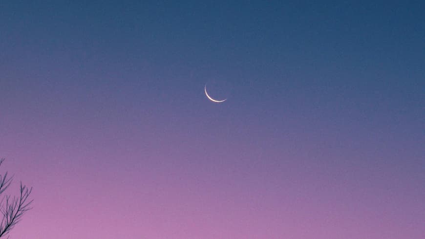 Welche Sternzeichen jetzt in ihre Gewinner-Saison starten? Das liest du hier. Abendhimmel mit Mond
