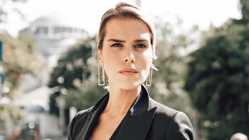 Blonde Frau mit schwarzem Anzug