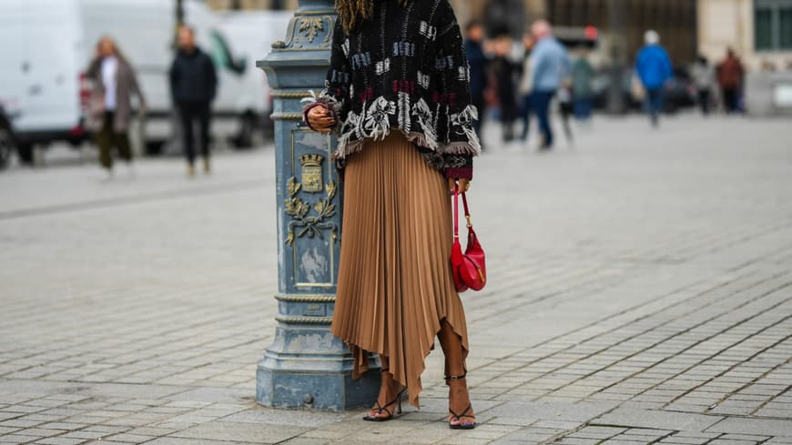 Faltenrock kombinieren: Die schönsten Looks zum nachstylen Faltenrock kombinieren: Frau im braunen Midi-Rock
