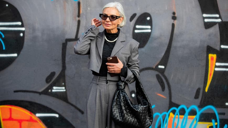 Grece Graham in grauem Hosenanzug