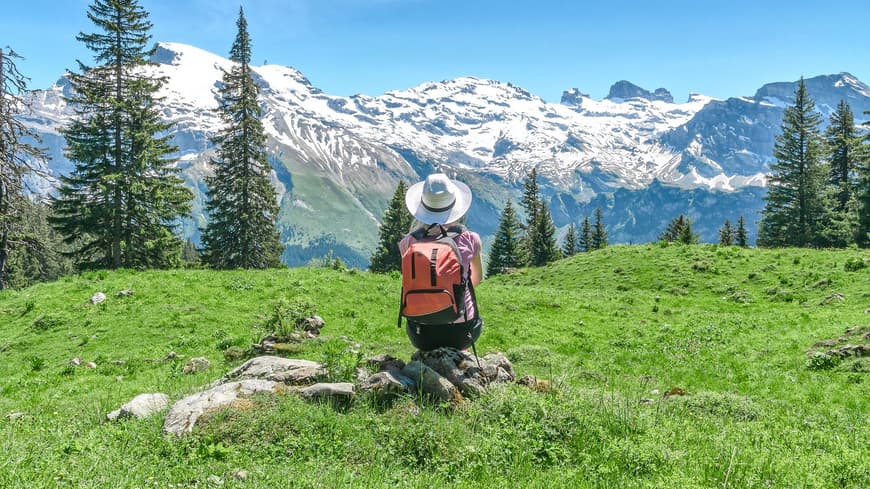 Die schönsten Reiseziele in Süddeutschland Frau auf einer Wiese in den Bergen