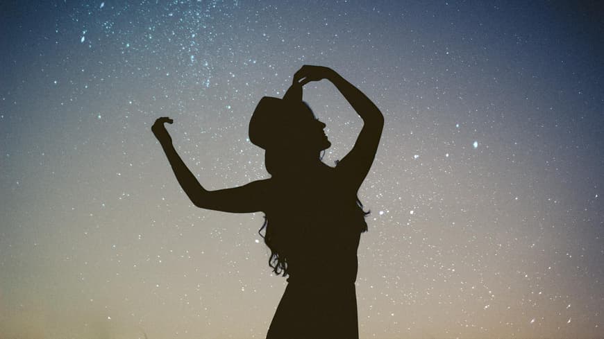 Sternzeichen, die gute Entscheidungen treffen Frau vor Sternenhimmel