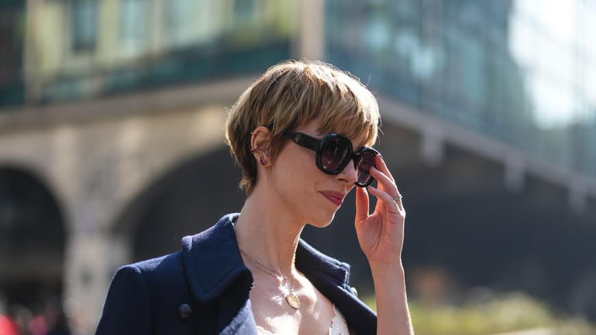 Der Bixie Cut gehört zu den beliebtesten Kurzhaarfrisuren, der er ist unfassbar schmeichelhaft. Frau mit Kurzhaarschnitt