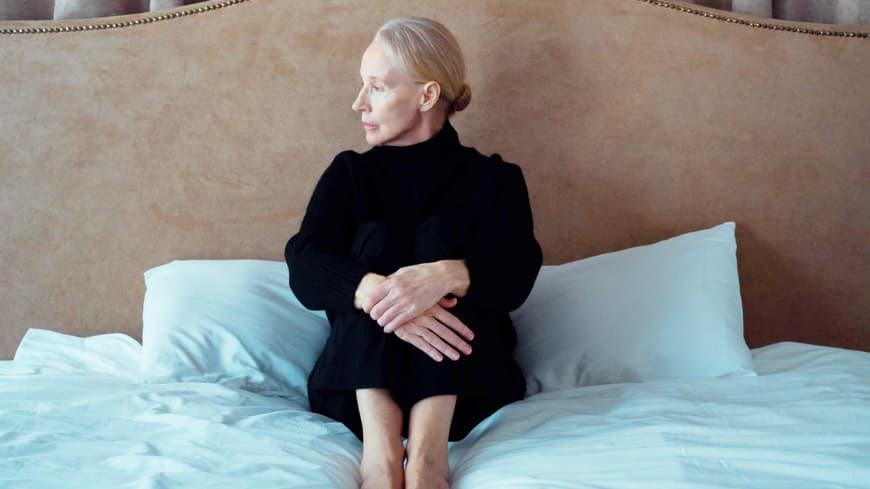 Mentale Gesundheit Frau sitzt traurig auf dem Bett