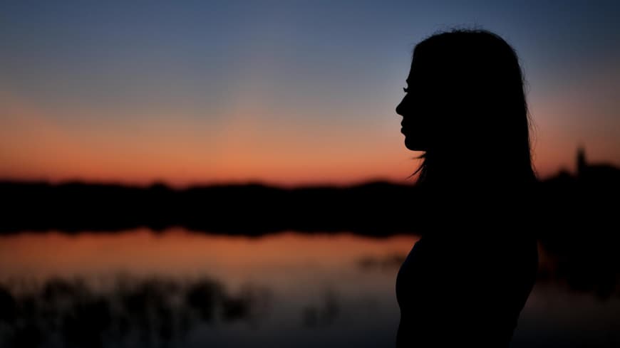 Sternzeichen Pech im September Frau bei Dämmerung