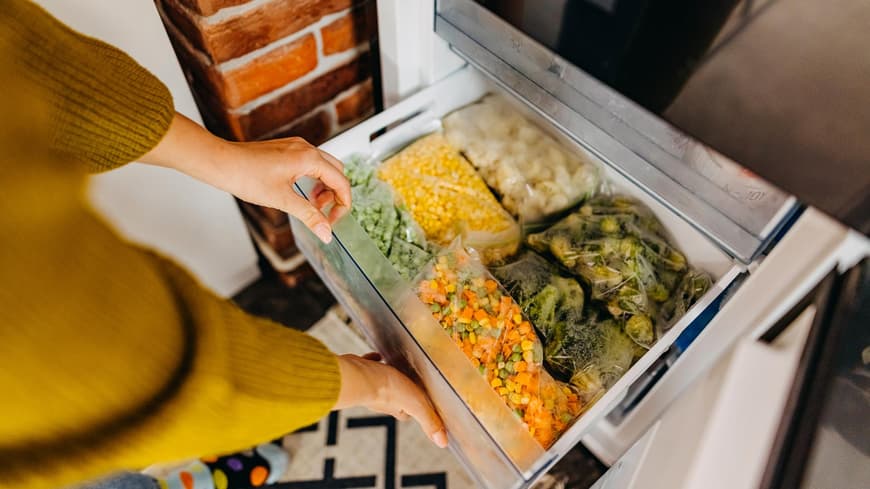 Lebensmittel, die nicht in das Gefrierfach gehören Verschiedenes Gemüse im Gefrierfach