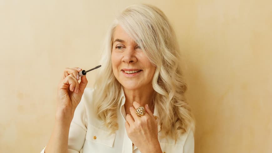 Frau traegt Mascara auf Frau traegt Mascara auf