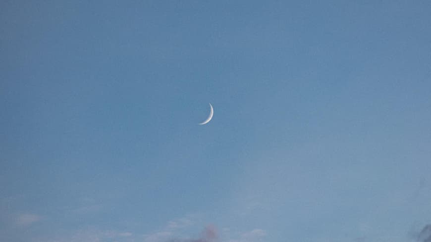 Neumond am Himmel Neumond am Himmel mit rosafarbenen Wolken