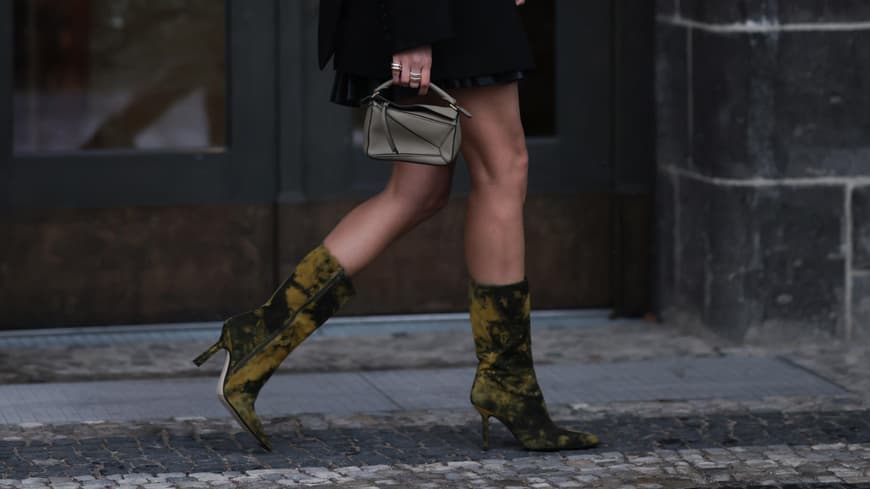 In diese Handtasche von COS passt alles, was du für die Silvesterparty brauchst Frau trägt kleine Tasche