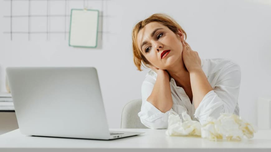 Frau gelangweilt am Laoptop.