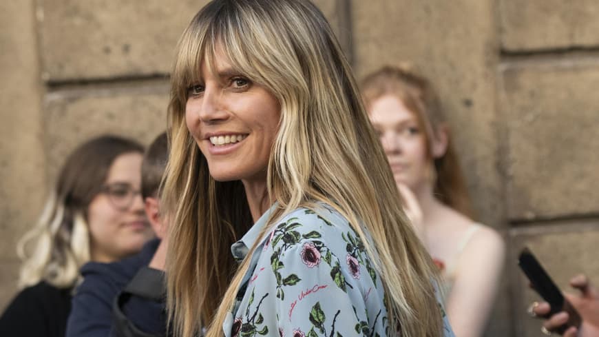 Kleid von Cos für Frauen ab 50 Heidi Klum in einem gemusterten Kleid