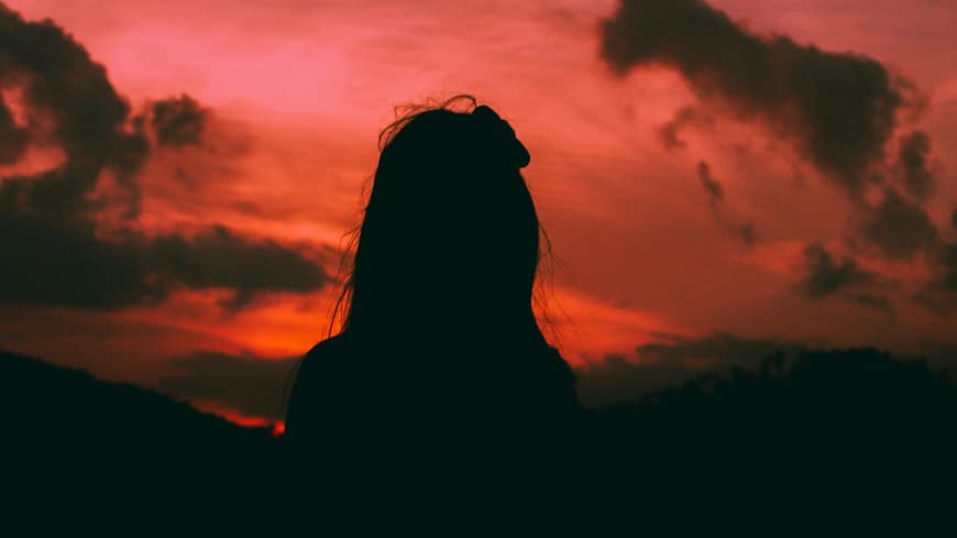 Unbeliebte Sternzeichen Silhouette einer Frau vor einem roten Himmel