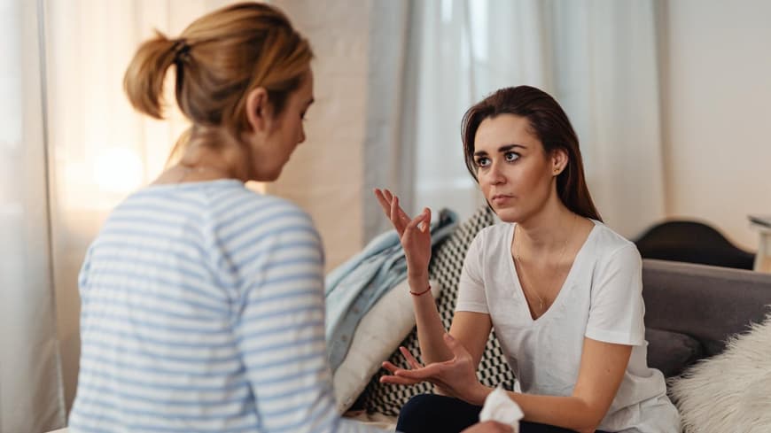 Zwei Frauen haben Streit