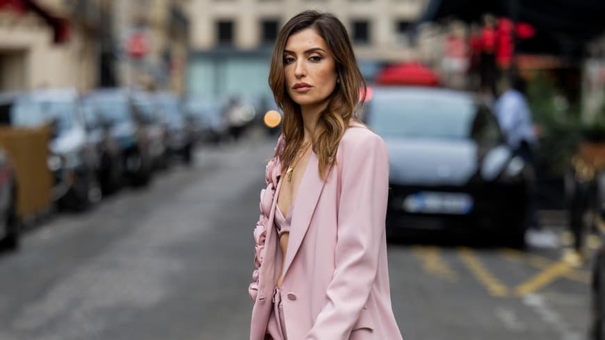 Dieser Frühlings-Blazer von H&M ist der neue Star am Modehimmel Frau im rosafarbenen Blazer