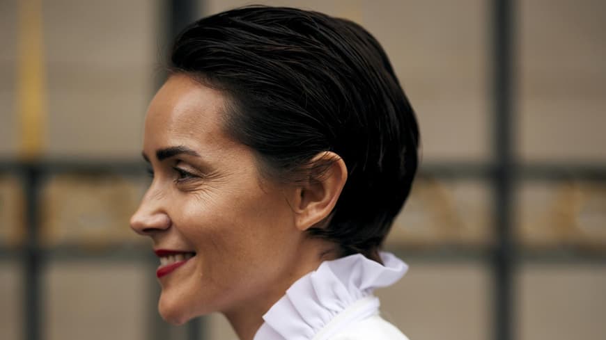 Frau mit Kurzhaarfrisur Frau mit Kurzhaarfrisur