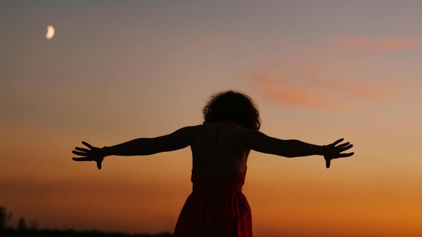 Sternzeichen Frau im Sonnenuntergang