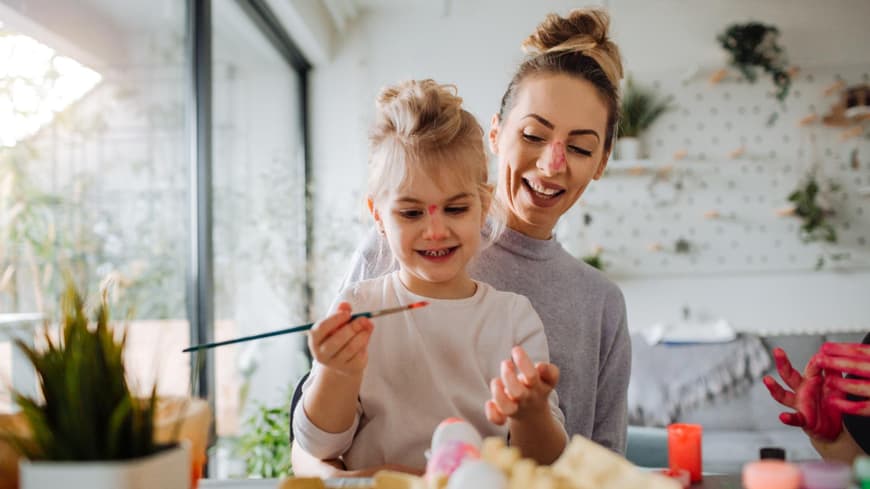 Ostern mit der Familie Mutter und Tochter bemalen Ostereier