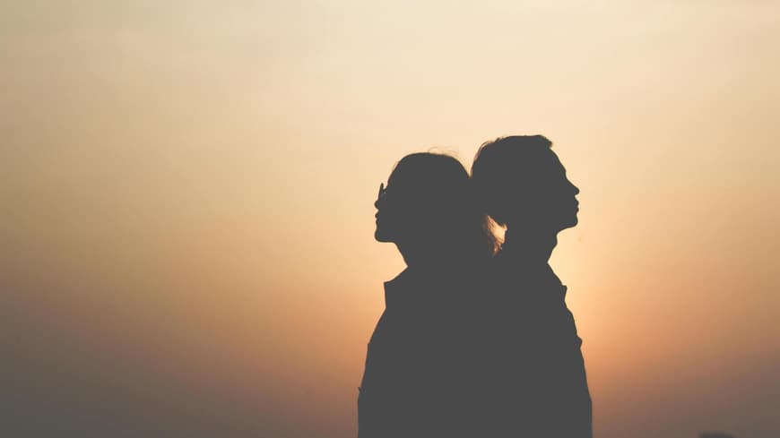 Sternzeichen Paar Paar steht Rücken an Rücken.