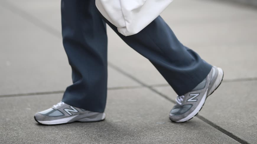 Bequeme Schuhe: In diesen Modellen bekommst du garantiert keine Blase Frau trägt Sneaker