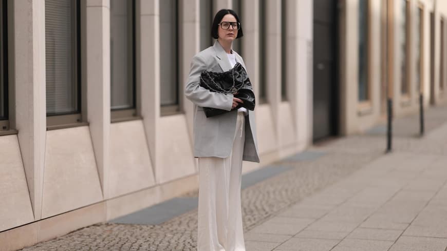 Schlupfhose: Das ist die perfekte Sommerhose für alle, die keine Röcke mögen Frau trägt helle Schlupfhose