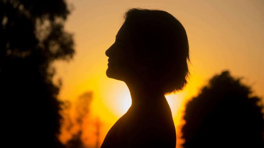 Diese Sternzeichen lassen sich von nichts unterkriegen! Silhouette einer Frau vor dem Sonnenaufgang