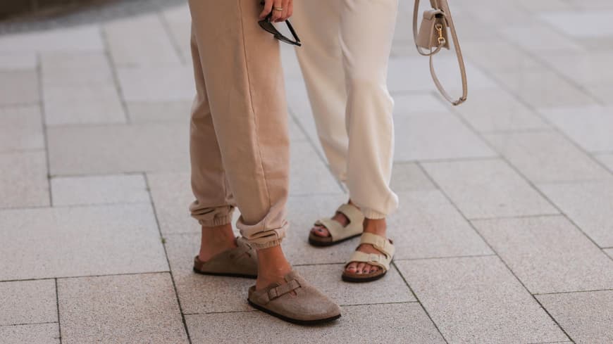 Diese stylishen Birkenstocks kannst du auch tragen, wenn du keine Zeit für eine Pediküre hattest. Zwei Frauen in Birkenstocks
