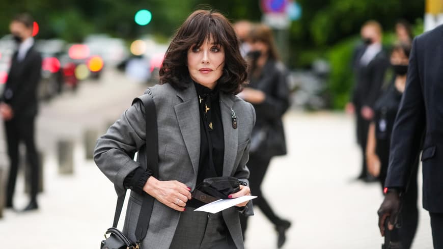 Ein Long Bob mit Pony vereint zwei beliebte Frisuren für Frauen ab 50. Frau trägt einen Long Bob mit Pony.