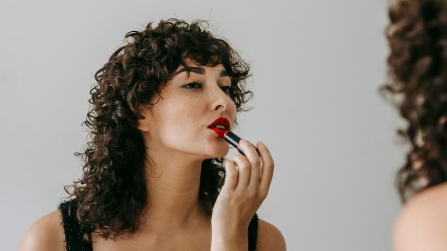 Wasserfester Lippenstift Frau traegt wasserfesten Lippenstift auf