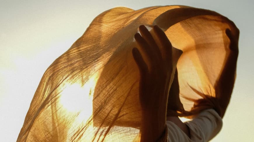 Glückshoroskop Frau mit Tuch über ihrem Gesicht