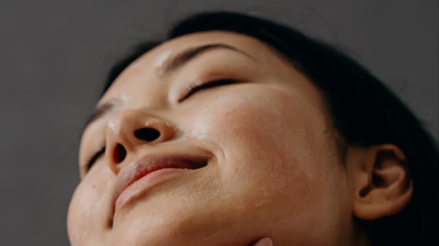 Sonnencreme Akne Frau traegt Sonnencreme auf