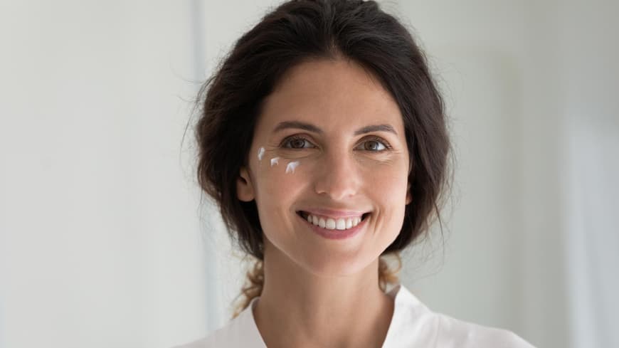 Welche Gesichtscreme für empfindliche Haut geeignet ist, liest du hier. Frau mit Creme im Gesicht