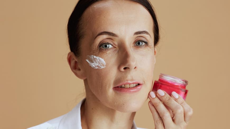 Welches die beste Gesichtscreme ab 50 ist, erfährst du hier. Frau trägt Gesichtscreme auf