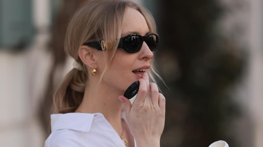 Welcher Lipbalm als einziger bei meinen trockenen Lippen hilft, erfährst du hier. Frau pflegt ihre Lippen