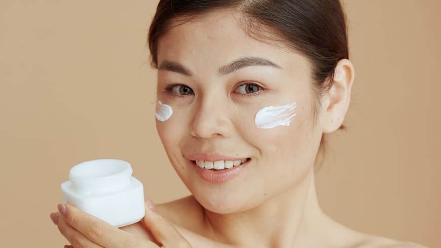 Ob du deine Gesichtscreme verträgst, merkst du daran. Frau mit Gesichtscreme