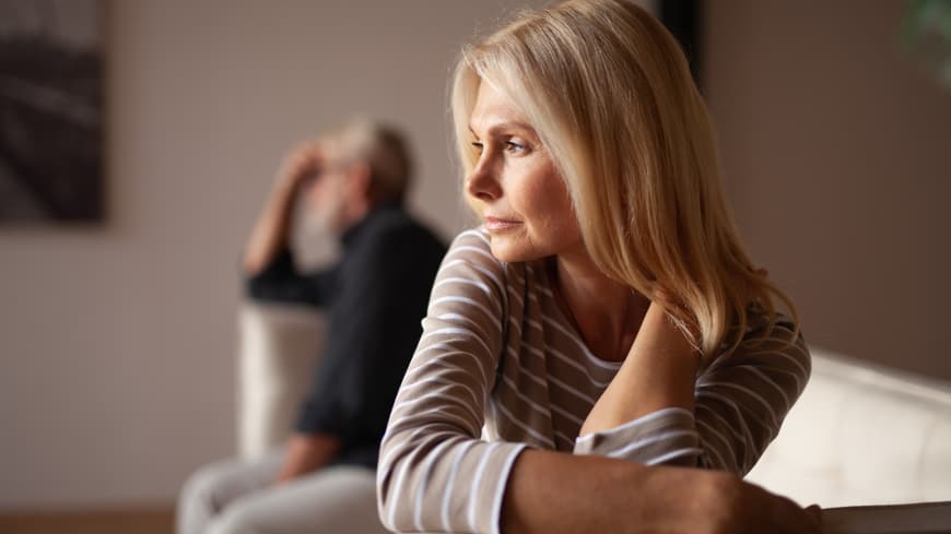 Wie du mit der Grey-Rock-Methode einen Narzissten entwaffnest, erfährst du hier. Paar schweigt sich an