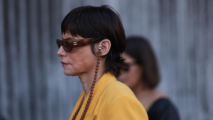 Der Mixie Cut ist eine tolle Kurzhaarfrisur für feines Haar. Frau von der Seite trägt einen Mixie Cut und eine Sonnenbrille.