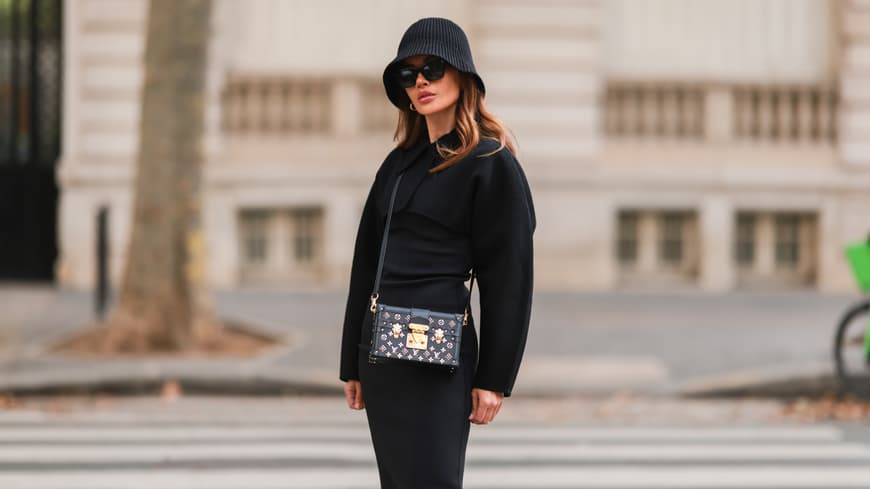 Wie vielfältig du ein schwarzes Kleid kombinieren kannst, erfährst du hier. Frau trägt schwarzes Kleid