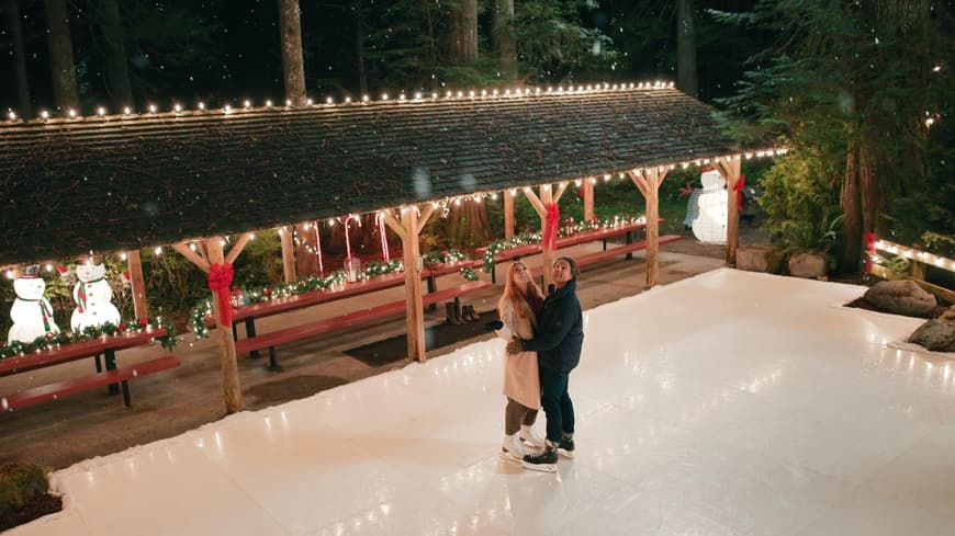 Mel und Jack sind in der Serie Virgin River am Schlittschuhlaufen. Mel und Jack aus Virgin River auf einer Eisbahn am Schlittschuhlaufen.