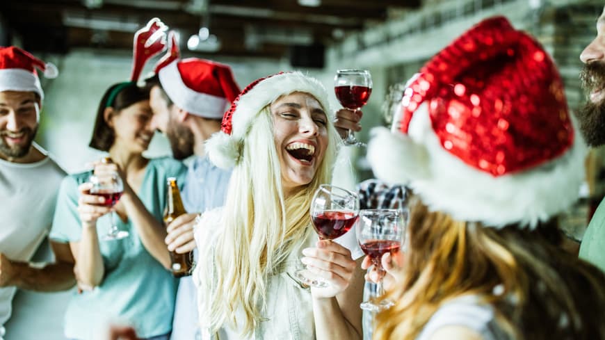 Eine Umfrage ergibt, dass fast jeder 3. Sex auf der Weihnachtsfeier hatte. Kollegen feiern Weihnachtsfeier