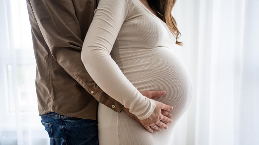 Werdende Eltern, die sich auf ihr Baby freuen