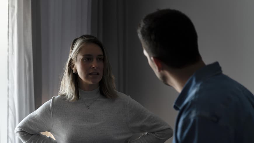 An diesen subtilen Anzeichen erkennst du, dass dich dein Partner nicht ausreichend respektiert. Mann und Frau streiten