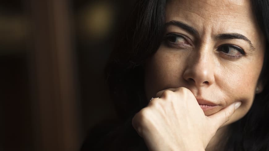 An diesen Anzeichen erkennst du, dass du jemandem nicht vertrauen solltest. Frau guckt skeptisch