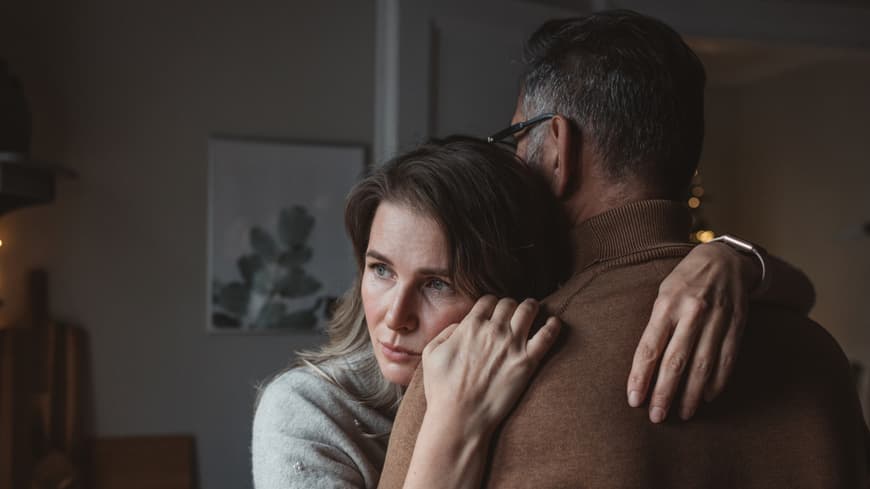 An diesen Anzeichen erkennst du, dass er dich nur ausnutzt. Paar umarmt sich und sieht traurig aus