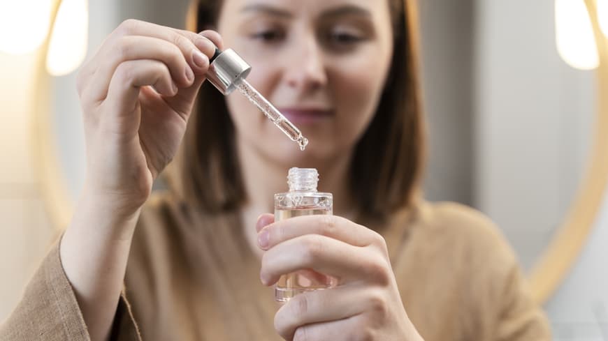 Hydroxytyrosol ist ein natüricher Anti-Aging-Wirkstoff. Frau hält Haut-Serum