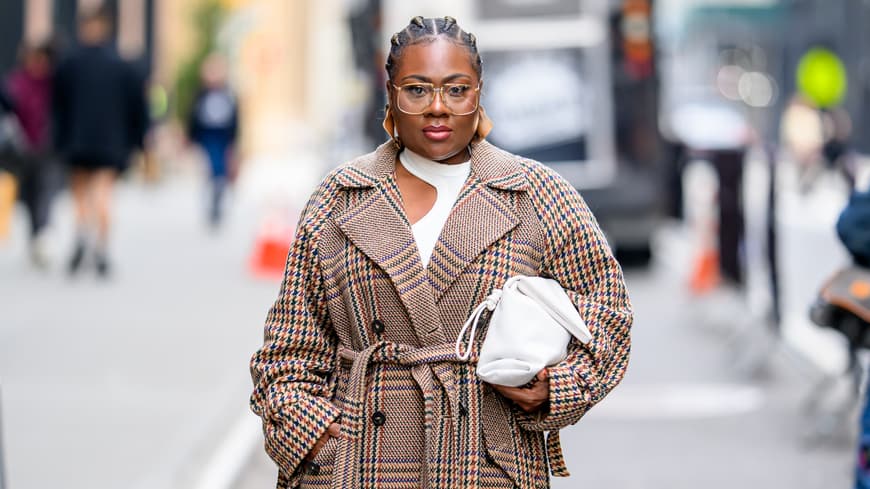 Welche Mäntel curvy Frauen besonders gut stehen, liest du hier. Frau in kariertem Wickelmantel